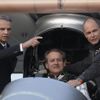 Swiss Foreign Minister Didier Burkhalter (L) gestures next Solar Impulse project president and pilot Bertrand Piccard (R) and CEO and pilot Andre Borschberg before take off at Payerne airport May 24, 2012. The Solar Impulse HB-SIA prototype aircraft, which has 12,000 solar cells built into its 64.3 metres (193 feet) wings, attempted its first intercontinental flight from Payerne to Rabat in Morocco with a few days for a technical stop and a change of pilot in Madrid. This flight will act as a final rehearsal for the 2014 round-the-world flight. REUTERS/Denis Balibouse (SWITZERLAND - Tags: TRANSPORT SCIENCE TECHNOLOGY SOCIETY POLITICS BUSINESS) Published: Kvě. 24, 2012, 7:35 dop.