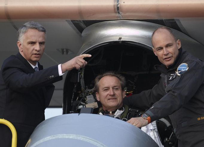 Swiss Foreign Minister Didier Burkhalter (L) gestures next Solar Impulse project president and pilot Bertrand Piccard (R) and CEO and pilot Andre Borschberg before take off at Payerne airport May 24, 2012. The Solar Impulse HB-SIA prototype aircraft, which has 12,000 solar cells built into its 64.3 metres (193 feet) wings, attempted its first intercontinental flight from Payerne to Rabat in Morocco with a few days for a technical stop and a change of pilot in Madrid. This flight will act as a final rehearsal for the 2014 round-the-world flight. REUTERS/Denis Balibouse (SWITZERLAND - Tags: TRANSPORT SCIENCE TECHNOLOGY SOCIETY POLITICS BUSINESS) Published: Kvě. 24, 2012, 7:35 dop.