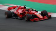 ... protože jeho rival v boji o titul, Sebastian Vettel v Ferrari, obsadil až čtvrtou příčku.