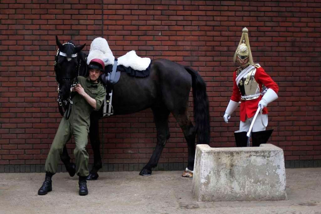 Britská kavalérie gardistů na koních