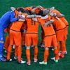 Nizozemský tým se hecuje před utkáním Nizozemska s Německem na Euru 2012