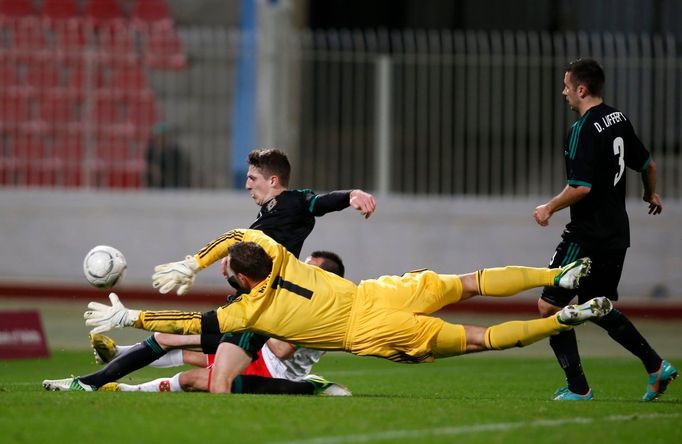 Fotbal, Malta - Severní Irsko: Michael Mifsud (v černém vlevo) -  Alan Mannus (1)