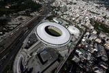 Zpět k fotbalu. původní stadion Maracaná byl svědkem historicky největší návštěvy v historii světových šampionátů. Na zápas Brazílie - Uruguay se tu v roce 1950 směstnalo 199 854 diváků. Současná kapacita modernizovaného stadionu (na snímku) je ovšem výrazně nižší, 73 531 diváků. I tak je to ale největší stadion šampionátu.