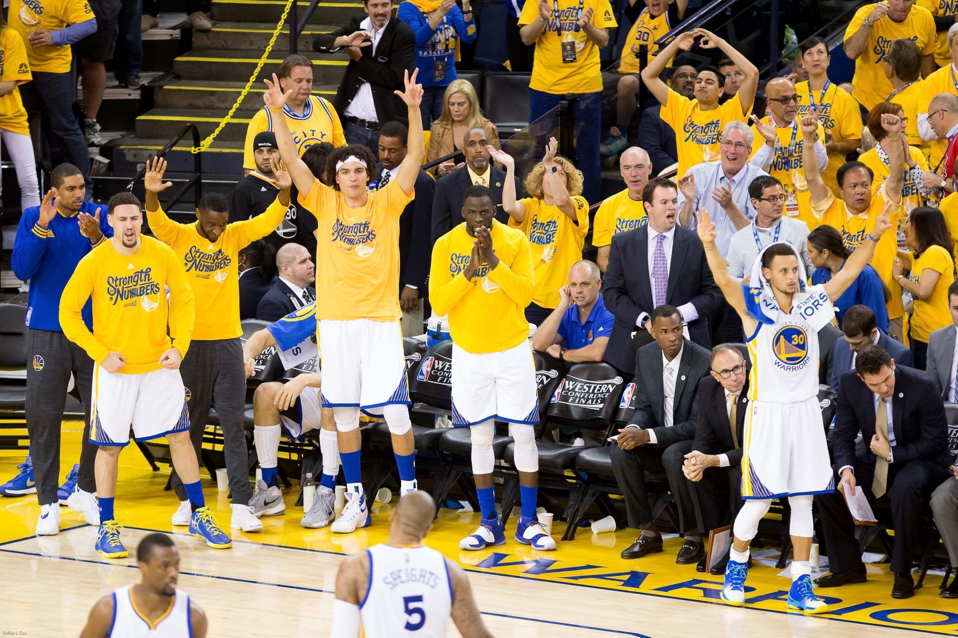 Basketbalisté Golden State slaví vítězství v pátém finále Západní konference NBA.