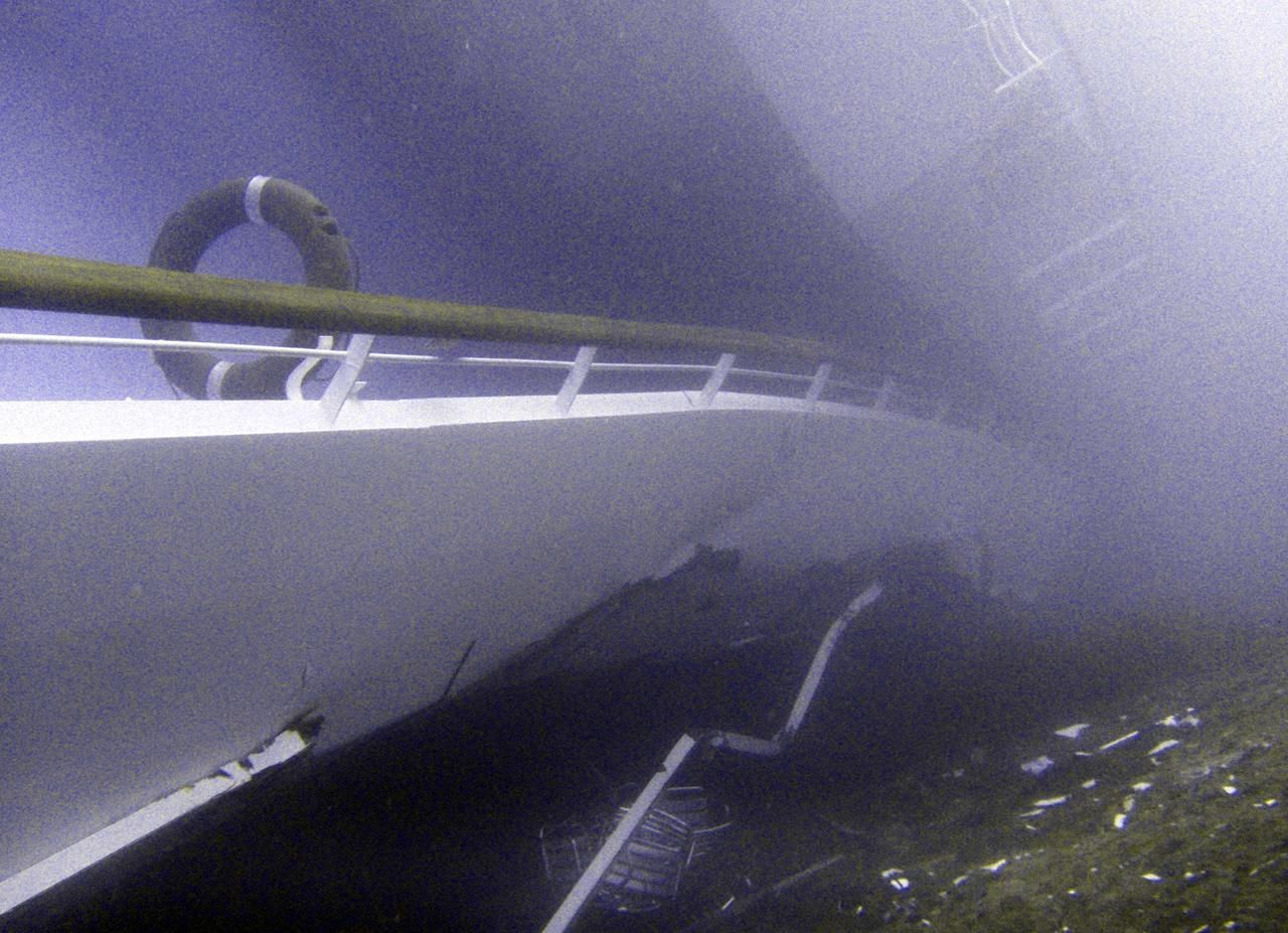 Zničená Costa Concordia pod hladinou