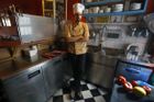 Stavební inženýr Manolis Ouranos si po dokončení Aténské technické univerzity bezpochyby představoval lepší kariéru. Nakonec ale pracuje jako kuchař v taverně Mavros Gatos (Černá kočka) v aténské čtvrti Psiri. Po práci chodí do kurzů vaření, které si platí z toho, co vydělá.
