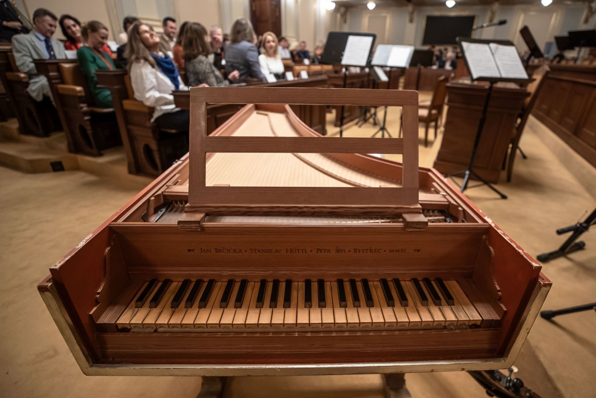 Opera v jednacím sále poslanecké sněmovny, zpívá Vojtěch Dyk a Simona Šaturová