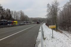 Sníh několikrát zastavil dopravu na D1. Situaci zkomplikoval vzpříčený kamion
