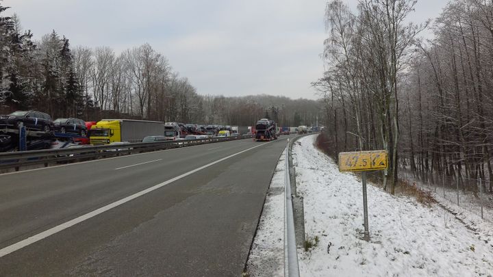 Zakážeme kamionům předjíždět při dopravním omezení, navrhují komunisté. ODS souhlasí