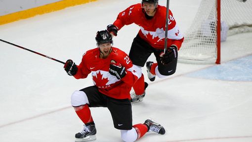 Kanada - USA: Jamie Benn (vlevo) a Corey Perry slaví gól na 1:0