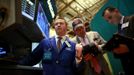 Traders work the floor of the New York Stock Exchange June 15, 2012. REUTERS/Eric Thayer (UNITED STATES - Tags: BUSINESS) Published: Čer. 15, 2012, 2:47 odp.