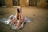 Chlapec prodává sůl v Nouakchottu, hlavním městě Mauritánie, které není zásobováno pitnou vodou. Přelidněný pátý okrsek města je jednou z nechudších oblastí a je často využívána Afričany jako startovací bod pro jejich cestu do Evropy.