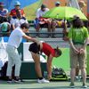 OH 2016, tenis: Kirsten Flipkensová v péči fyzioterapeuta