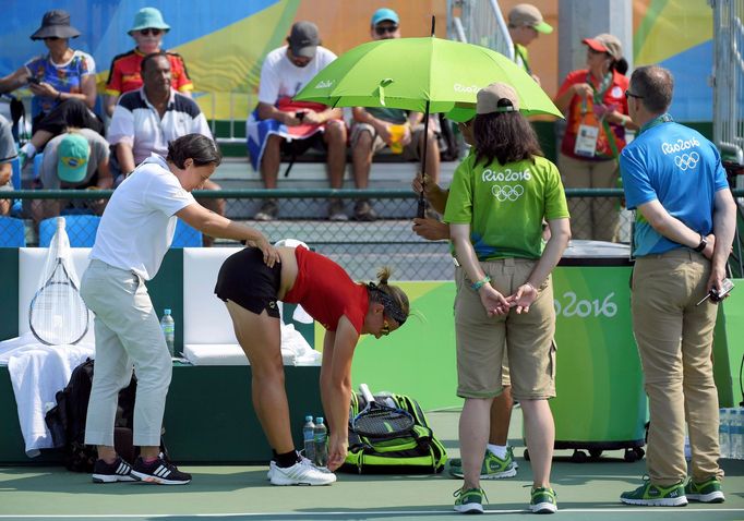 OH 2016, tenis: Kirsten Flipkensová v péči fyzioterapeuta