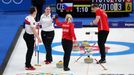 Zuzana Paulová, Tomáš Paul a norský pár v zápase smíšených dvojic v curlingu Česko - Norsko na ZOH 2022