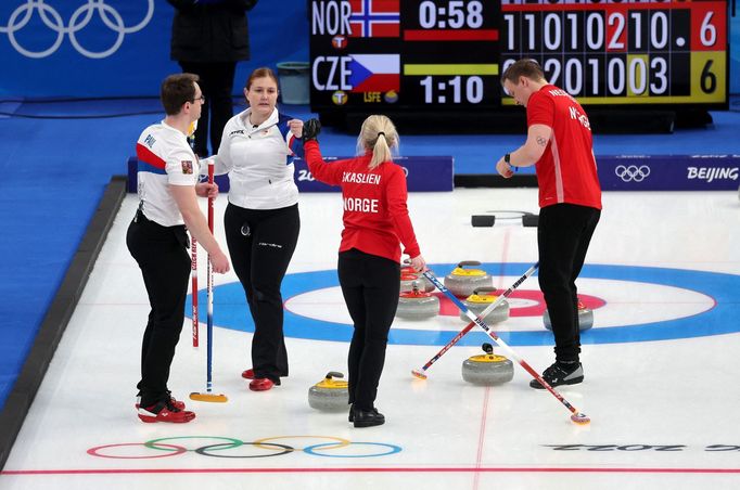 Zuzana Paulová, Tomáš Paul a norský pár v zápase smíšených dvojic v curlingu Česko - Norsko na ZOH 2022