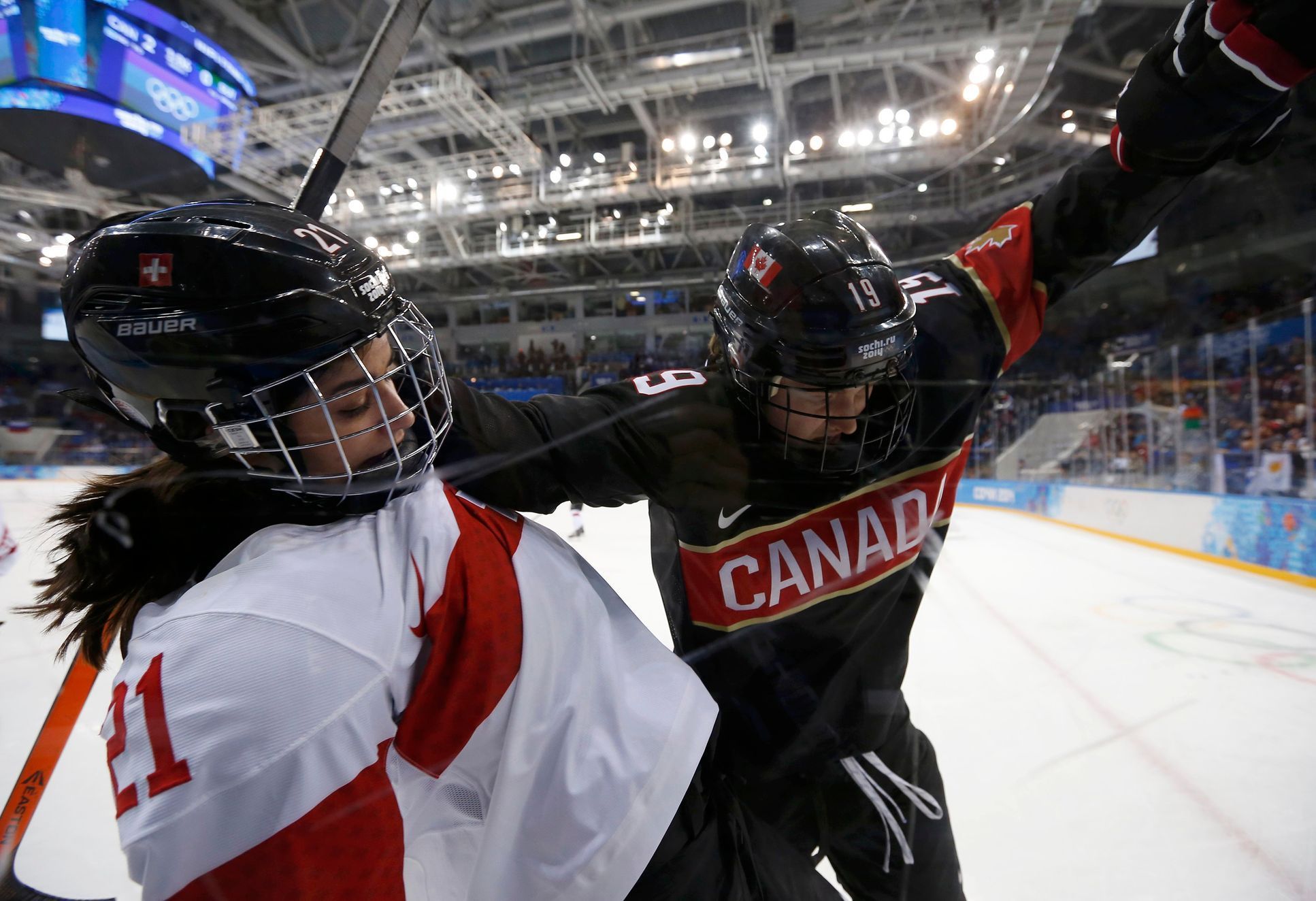 Soči 2014: hokej, Kanada - Švýcarsko:  Brianne Jennerová - Laura Benzová (21)