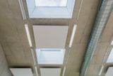 Hlavní denní osvětlení učeben je realizováno světlíky ze střechy, což poskytuje kvalitní světelnou pohodu pro žáky. Lavice jsou orientovány do středu dispozice rondelu.