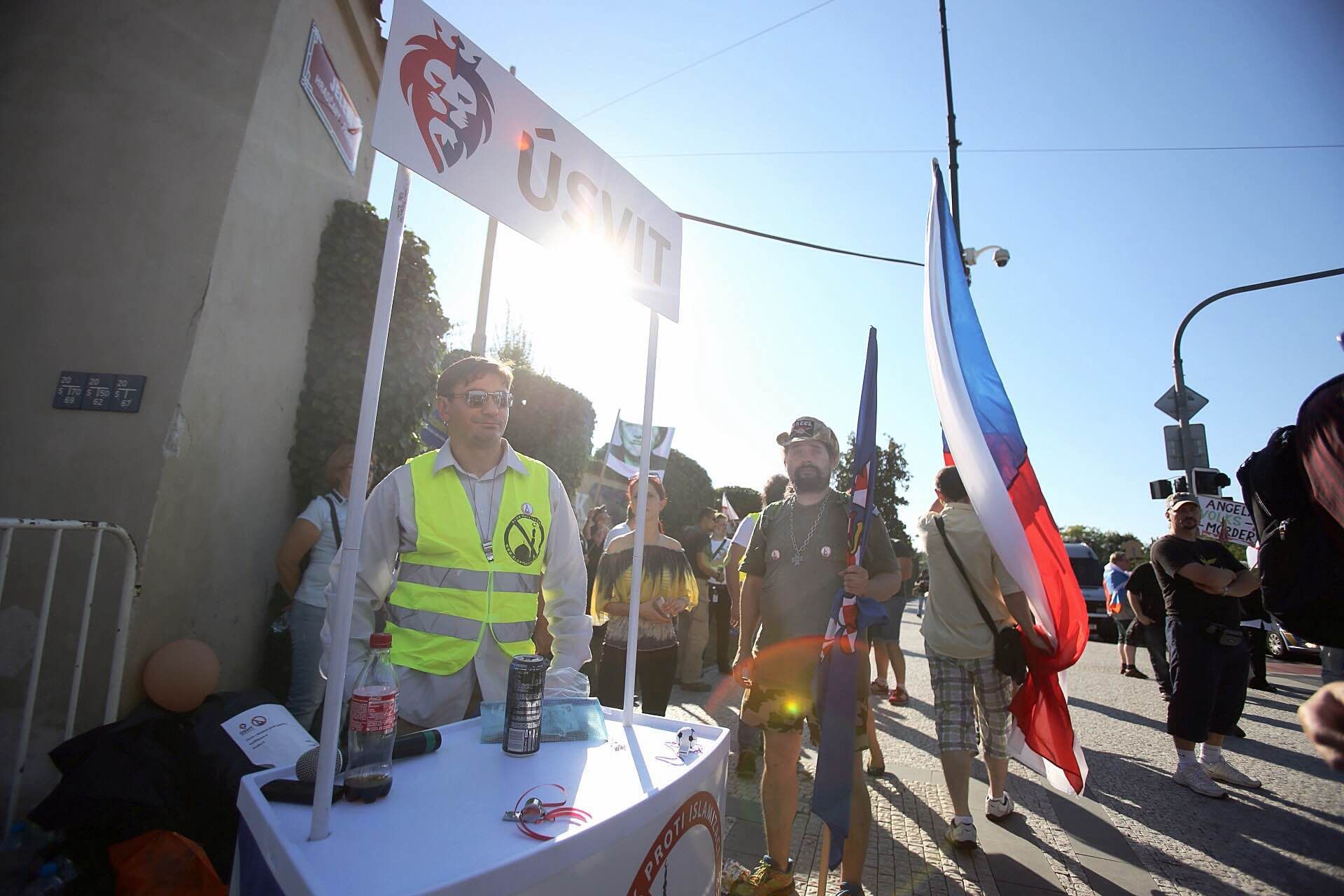 Odpůrci kancléřky Angely Merkelové u Pražského hradu