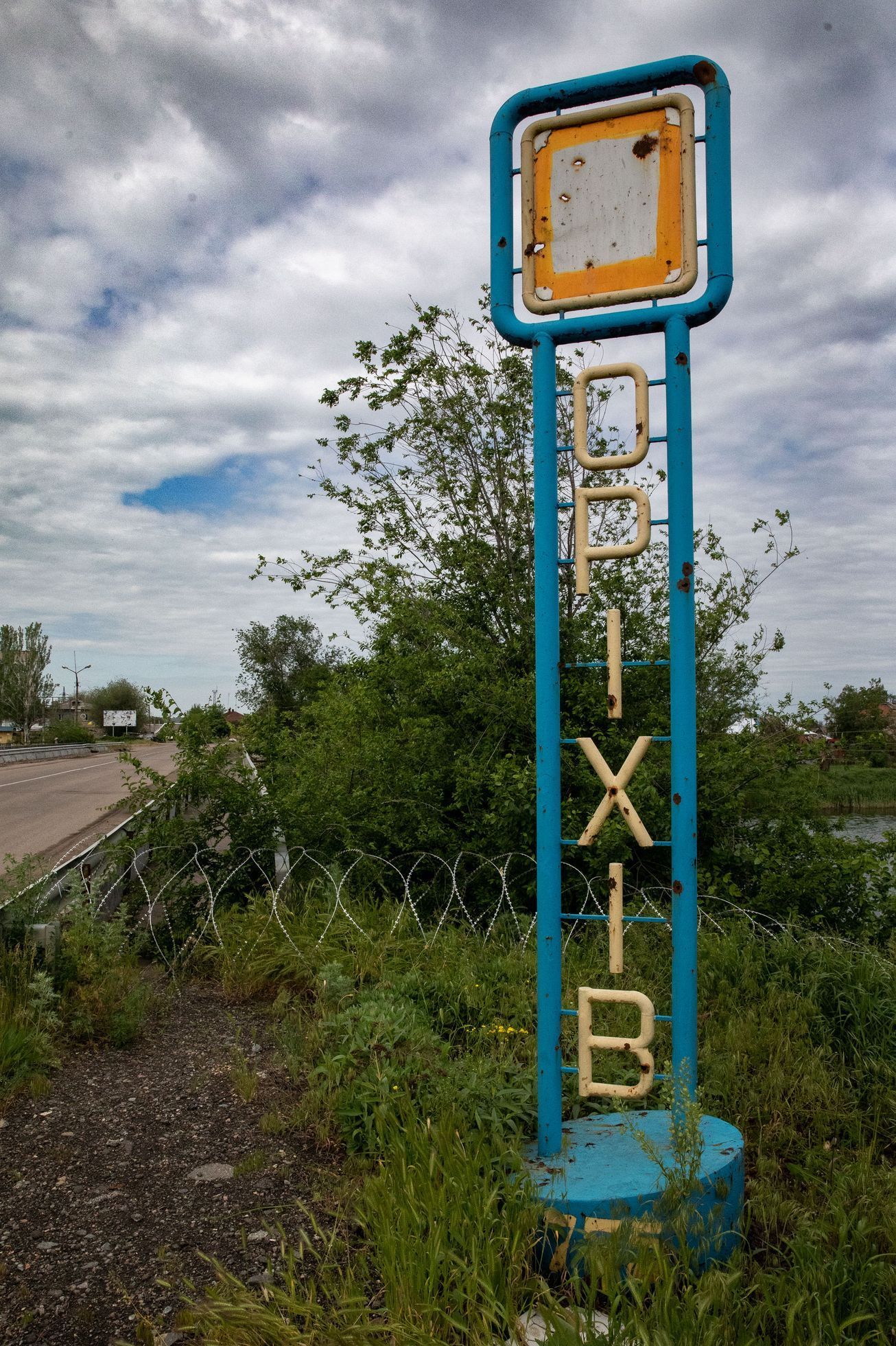 Město Orichiv, Orechov, Ukrajina, fronta, trosky, bunkr, úkryt, civilisté