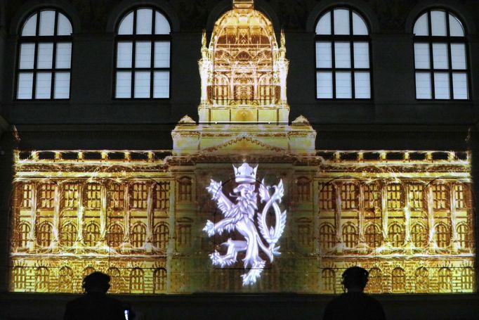 Videomapping v Národním muzeu. Praha si dnes 17. 11. 2019 připomíná výročí 30 let od sametové revoluce, která vedla k pádu komunistického režimu.