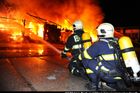 Video: U požáru pražské autodílny zasahovalo deset jednotek hasičů. Škoda přesáhne pět milionů korun