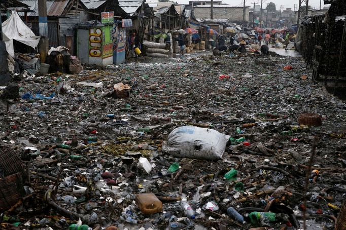 Hurikán Matthew napáchal škody na Haiti a Kubě, nyní se na něj připravují lidé na jihovýchodě USA.