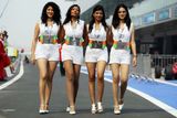 Krásné dívky ve službách domácího týmu Force India byly na Buddh International Circuit k vidění snad všude.