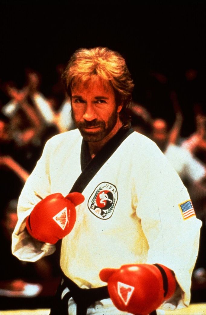 Chuck Norris v roli sebe sama během natáčení filmu Sidekicks (1992)