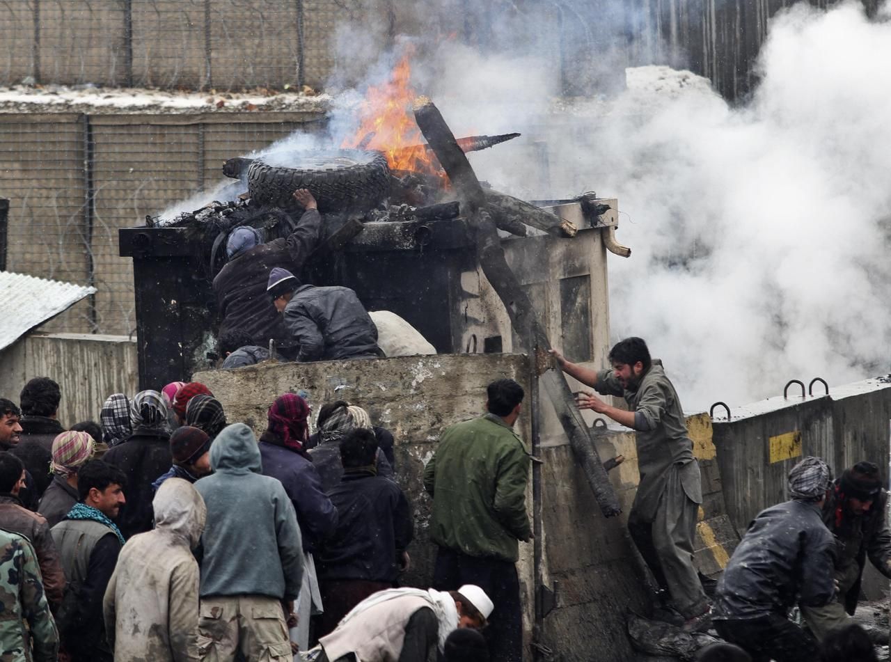 Afghánci protestovali proti pálení koránu na základně USA