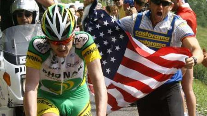 Jezdec týmu Phonak, Američan Floyd Landis je podporován diváky v 17. etapě Tour de France.