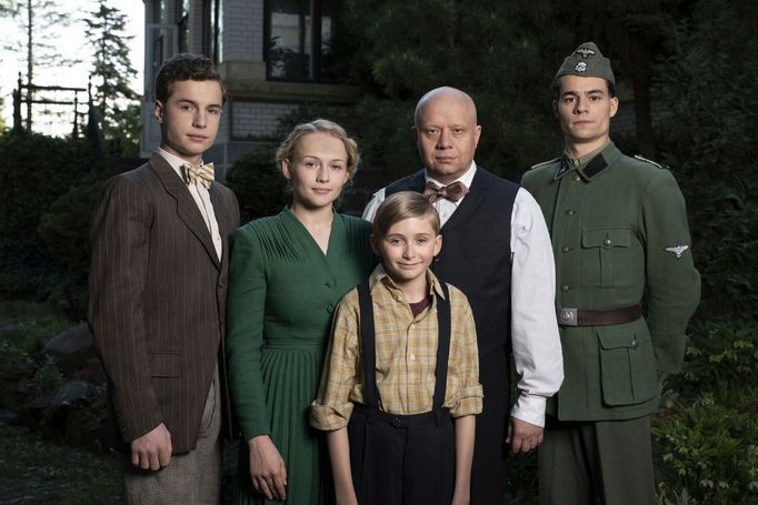 Nahoře na snímku jsou Oskar Hes, Dana Droppová, Marián Labuda mladší a Filip Březina, dole Matyáš Kovář.