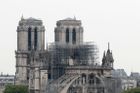 Katedrála Notre-Dame je téměř zachráněná, vzkazuje Francie. Rizikem zůstávají klenby