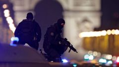 Okolí Vítězného oblouku v centru Paříže obsadila po útoku policie