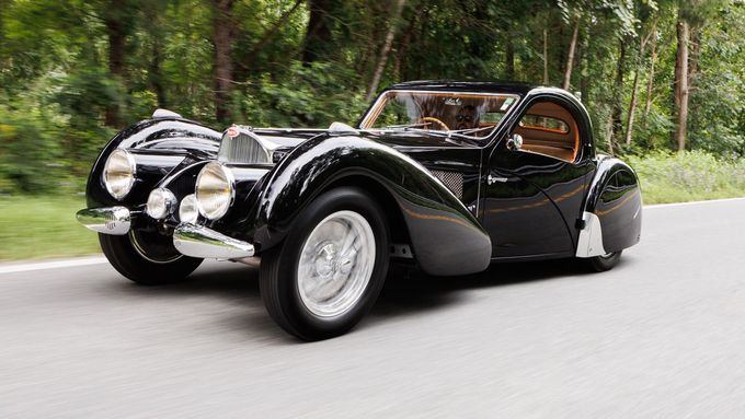 Jedno z nejdražších aut letošního roku: Bugatti Type 57SC Atalante z roku 1937.