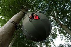 Kempování nad zemí. Belgičané si oblíbili nový druh stanování v korunách stromů