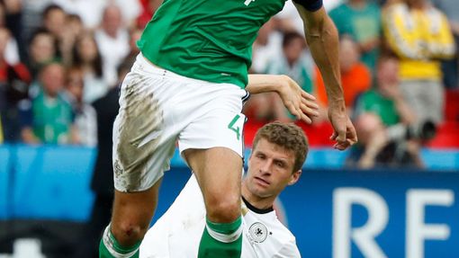 Euro 2016: Gareth McAuley a Thomas Müller