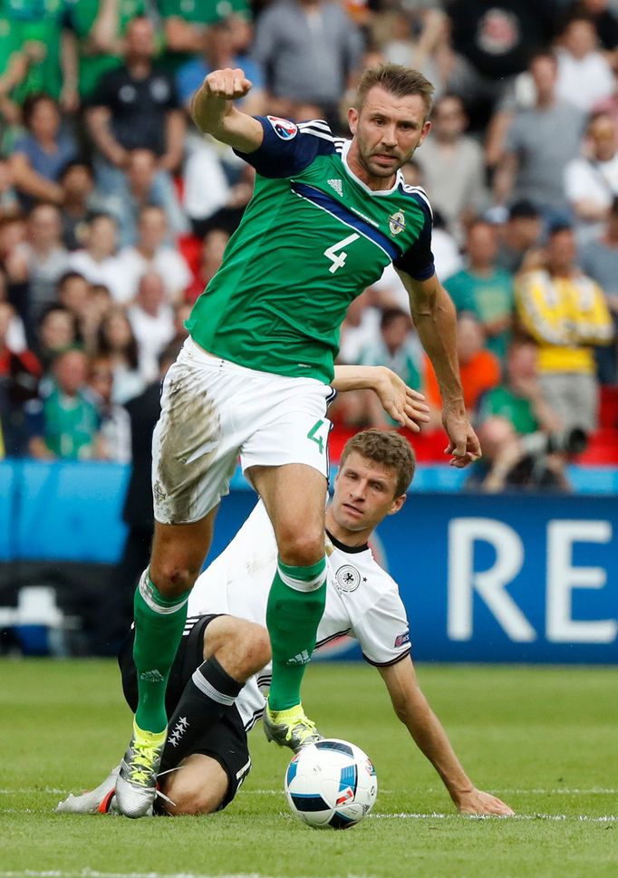 Euro 2016: Gareth McAuley a Thomas Müller