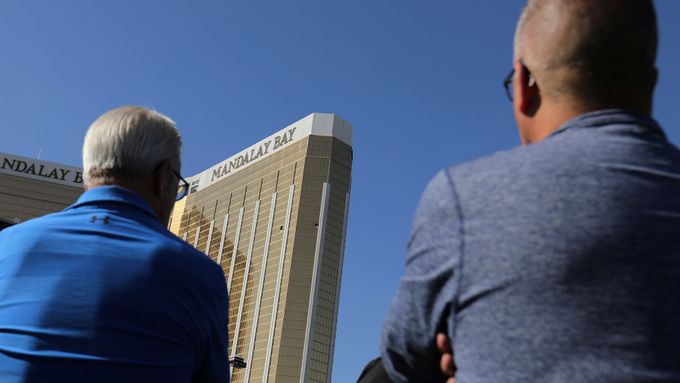 Výhled na lasvegaský hotel Mandalay Bay, odkud masový vrah střílel.