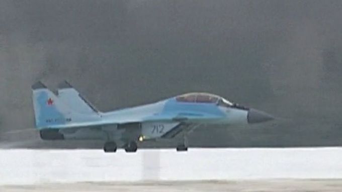 Rusové předvedli zmodernizovanou stíhačku Mig-35 čtvrté generace. Vicepremiér nezapomněl připomenout předražený vývoj americké F-35 páté generace.