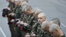 Freshly drafted recruits line up in the parade square at an infantry unit camp based in Kiev October 15, 2012. REUTERS/Gleb Garanich (UKRAINE - Tags: MILITARY) Published: Říj. 15, 2012, 12:51 odp.