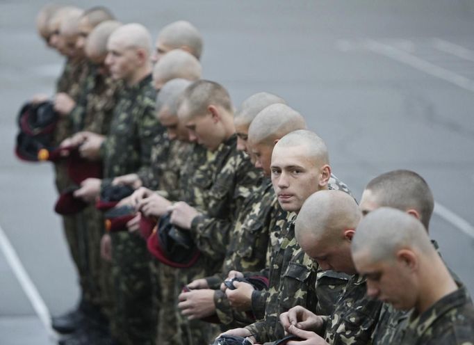 Freshly drafted recruits line up in the parade square at an infantry unit camp based in Kiev October 15, 2012. REUTERS/Gleb Garanich (UKRAINE - Tags: MILITARY) Published: Říj. 15, 2012, 12:51 odp.