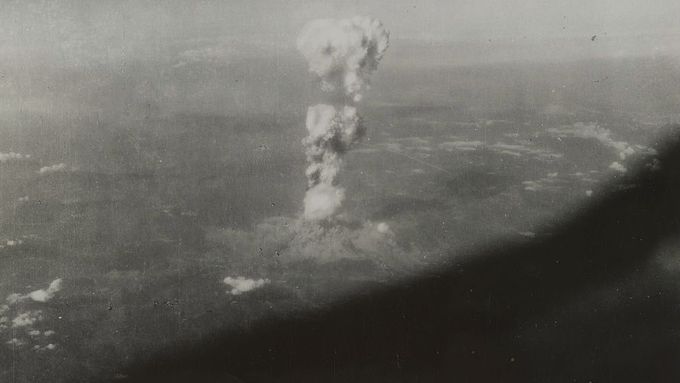 Sestříhaný záznam svržení atomové bomby na Hirošimu a následného průletu nad městem. Foto: Kongresová knihovna.