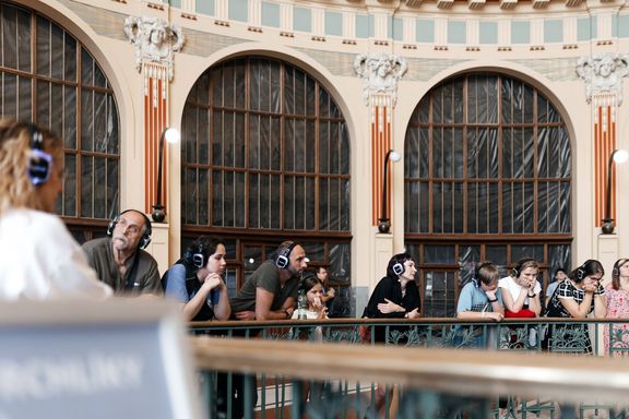 Nejsilnějším místem audiowalku je moment, kdy účastníci zastavují u zábradlí Fantovy kavárny.