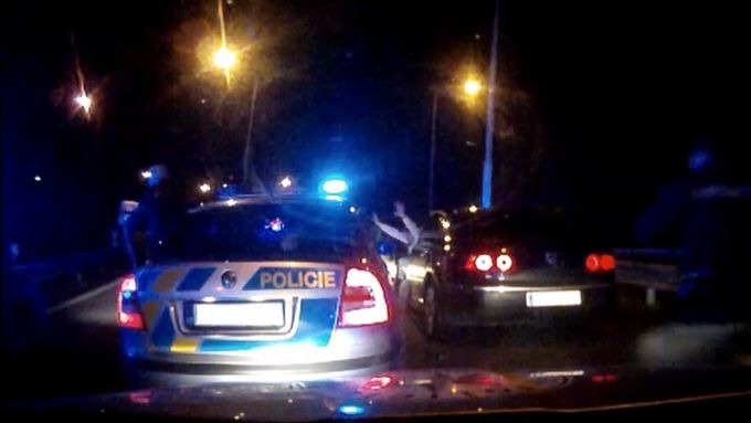 Zběsilou jízdu cizince v Brně ukončila až policejní střelba. Řidič najel do protisměru na dálnici D2.