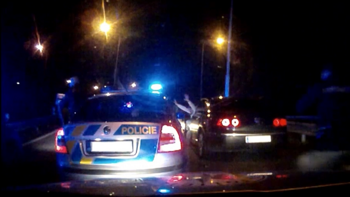 Video: Cizinci se samopalem prchali v kradeném autě. Zastavily je až výstřely policie