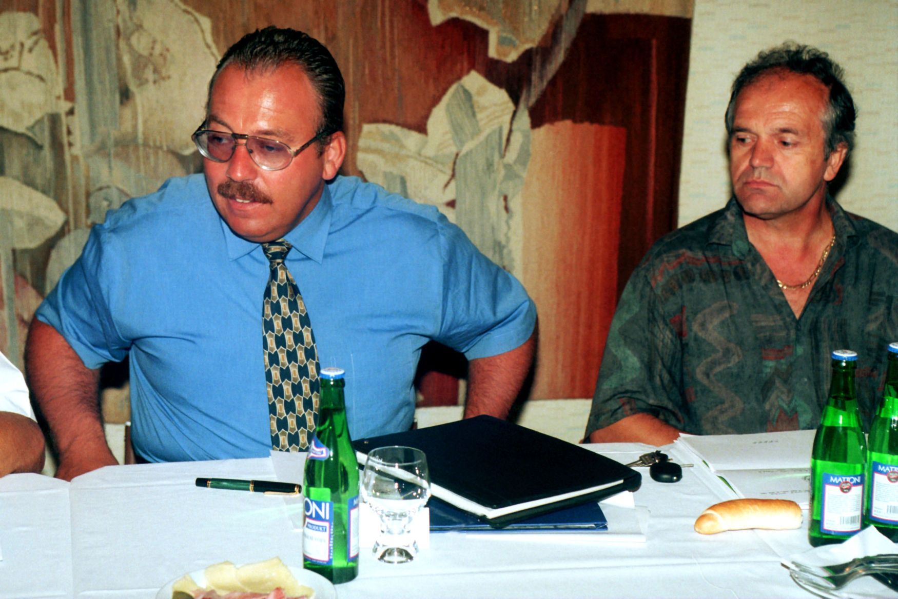 František Chvalovský a Jan Gottvald, představitelé Českomoravského fotbalového svazu, na snímku z roku 1995