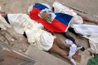 Rozzlobení Haiťané staví v metropoli barikády z mrtvol