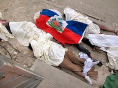 Zabalené mrtvoly, jedna do haitské vlajky.