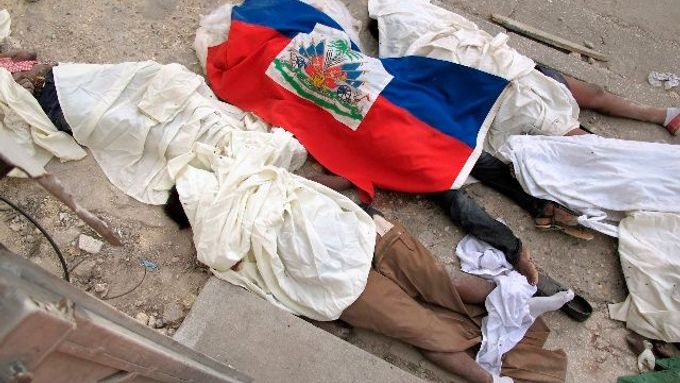 Zabalené mrtvoly, jedna do haitské vlajky.